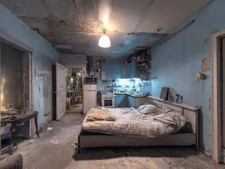 Studio flat in poor condition